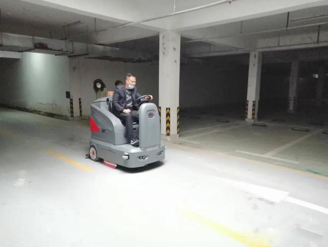 海淀小区物业保洁不用人力改用驾驶式洗地机了